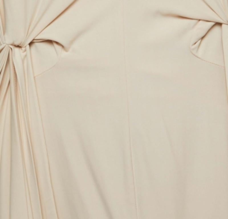 La raffinata maestria e la silhouette femminile di questo abito griffato dimostrano l'impeccabile maestria sartoriale del marchio. È cucito con materiali di qualità, ha una buona vestibilità e può essere facilmente abbinato ad accessori chic,