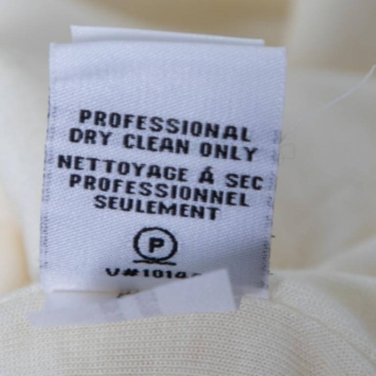 Las creaciones de DVF están pensadas para las mujeres a las que les gusta experimentar con diferentes estilos, y este vestido envolvente demuestra ser una pieza impresionante. Presenta un exterior de encaje color crema realzado por un profundo