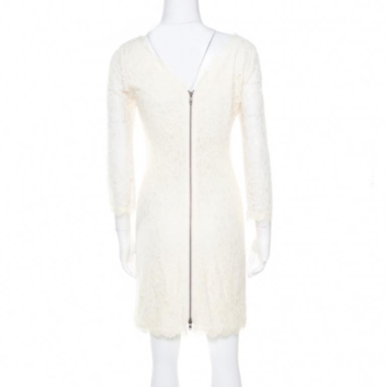 Une robe Zarita qui fera sensation ! Cette robe DVF est réalisée dans un mélange de rayonne et de nylon. Il présente des manches longues en dentelle transparente, une encolure ronde agrémentée de franges de dentelle et une fermeture à glissière au