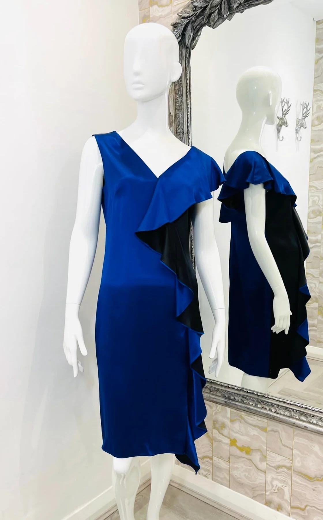 Diane Von Furstenberg Dress

Royal blue with contrasting navy blue, over sized feature waterfall ruffle.

Additional information:
Size – 8UK
Composition – 62% Viscose, 38% Acetate
Condition – Very Good