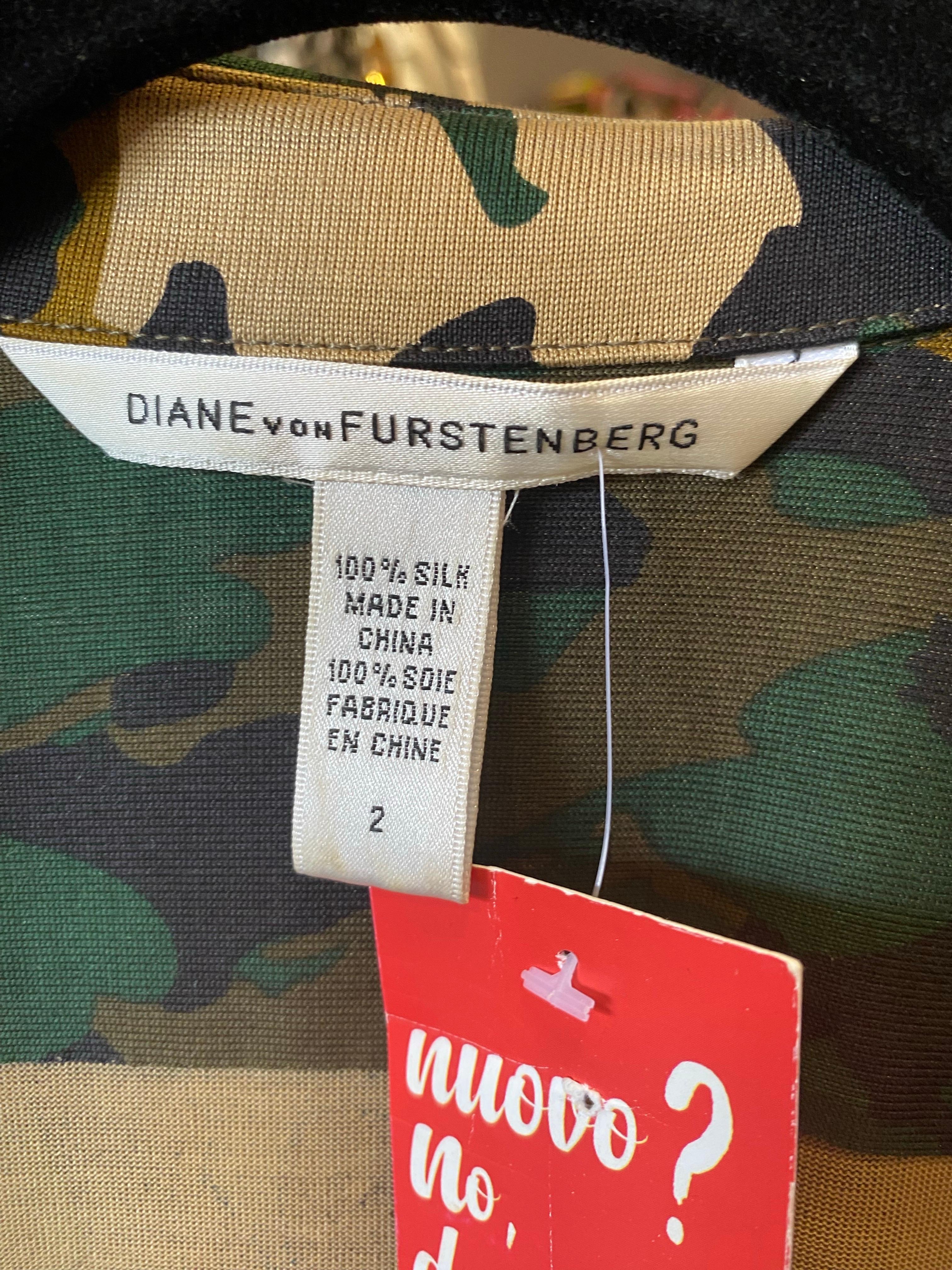 Vestido Diane von Furstenberg con estampado militar, icónico vestido envolvente. en venta 6