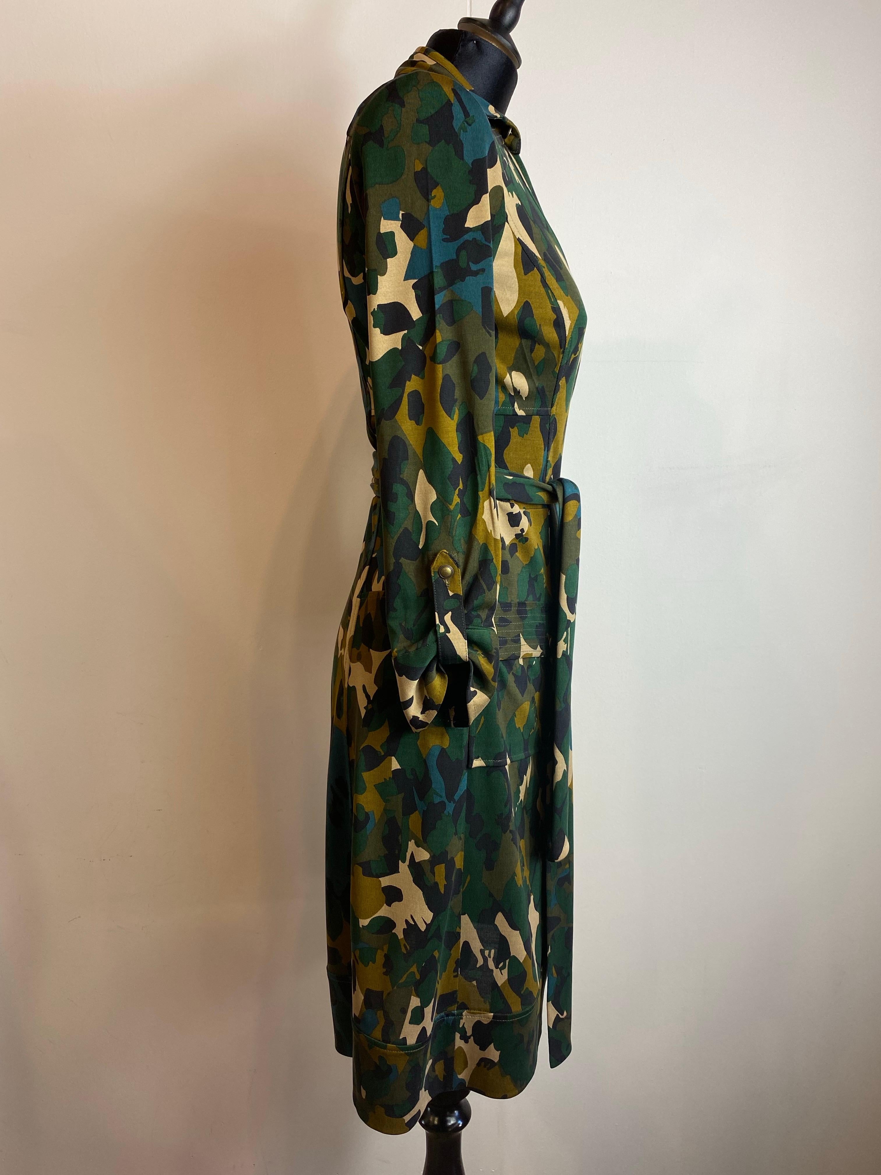 Vestido Diane von Furstenberg con estampado militar, icónico vestido envolvente.
Talla indicada 2 en seda.
Hombros 38 cm
Manguito 50 cm
98 cm de largo
En excelente estado tiene algunas pequeñas señales de uso.