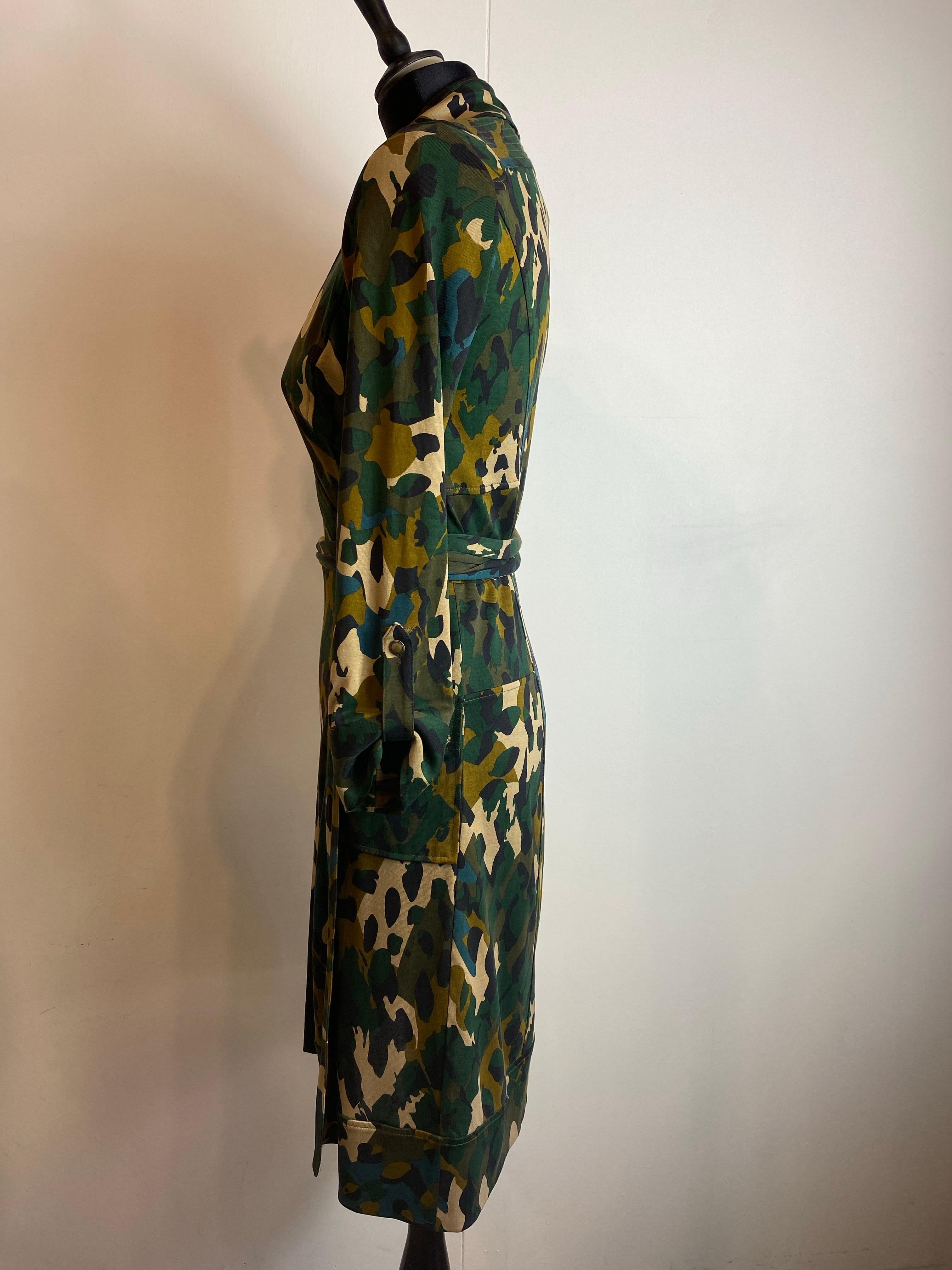 Vestido Diane von Furstenberg con estampado militar, icónico vestido envolvente. Negro en venta