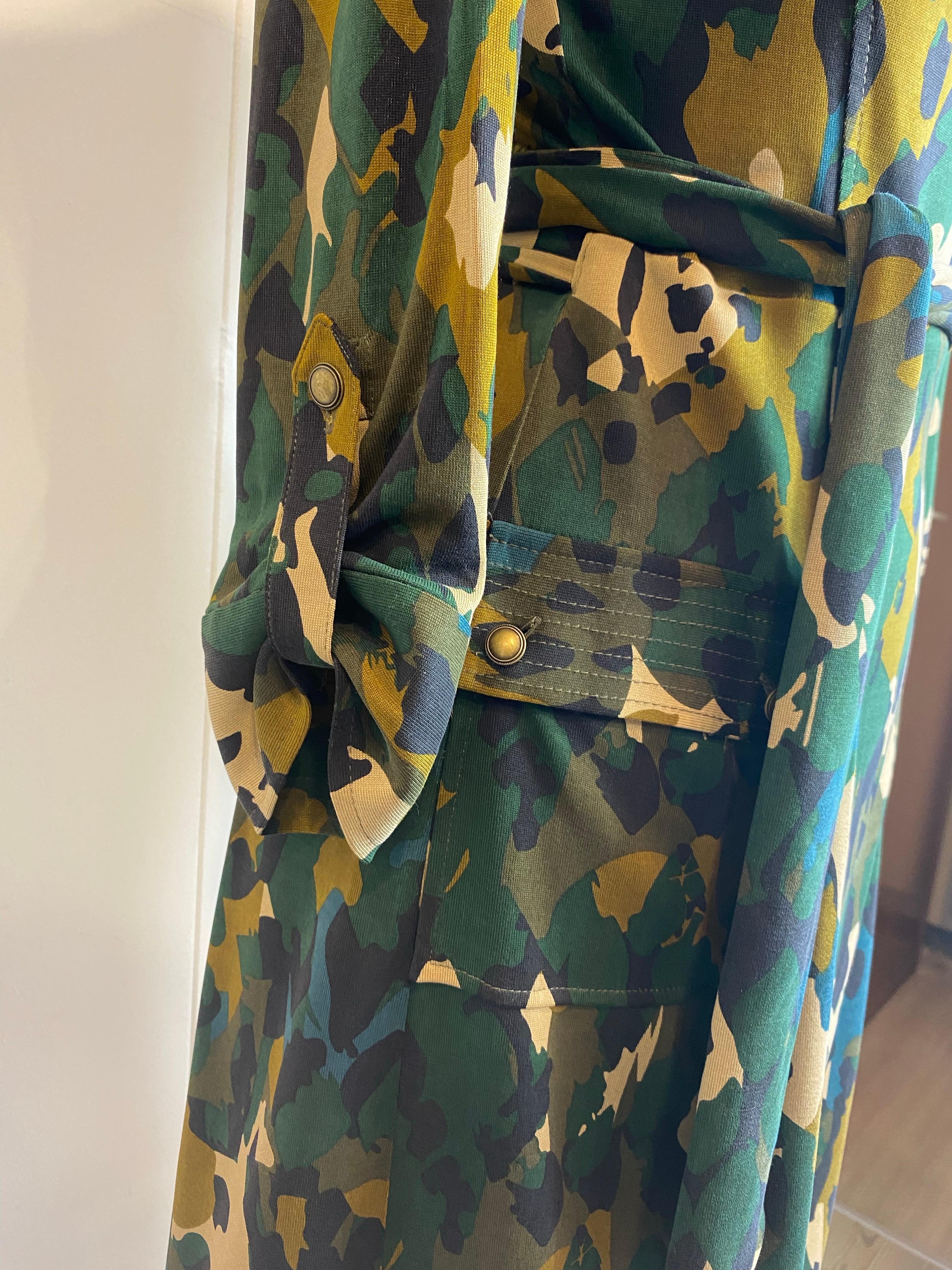 Vestido Diane von Furstenberg con estampado militar, icónico vestido envolvente. en Excelente estado para la venta en Carnate, IT