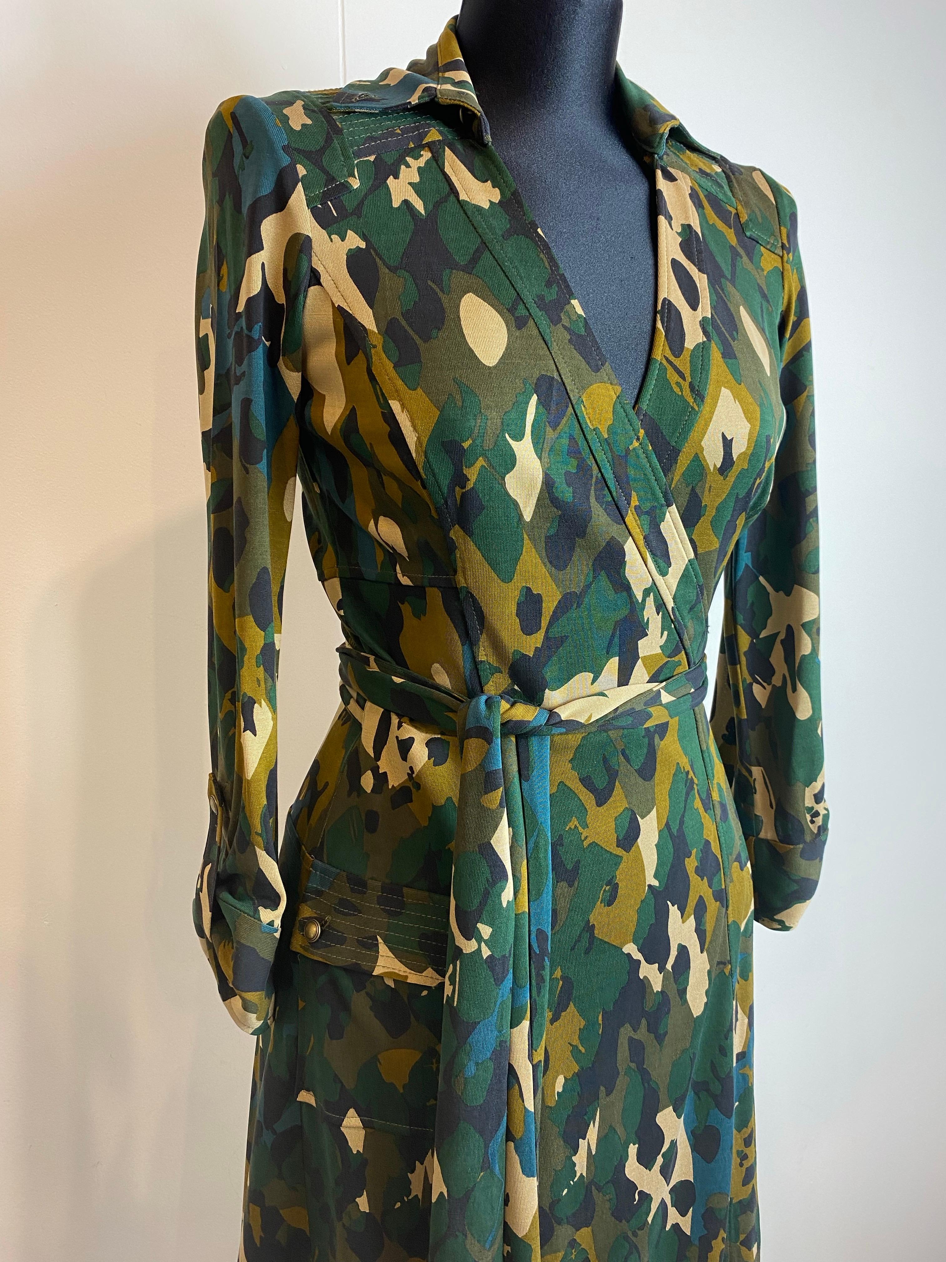 Femenino o masculino Vestido Diane von Furstenberg con estampado militar, icónico vestido envolvente. en venta