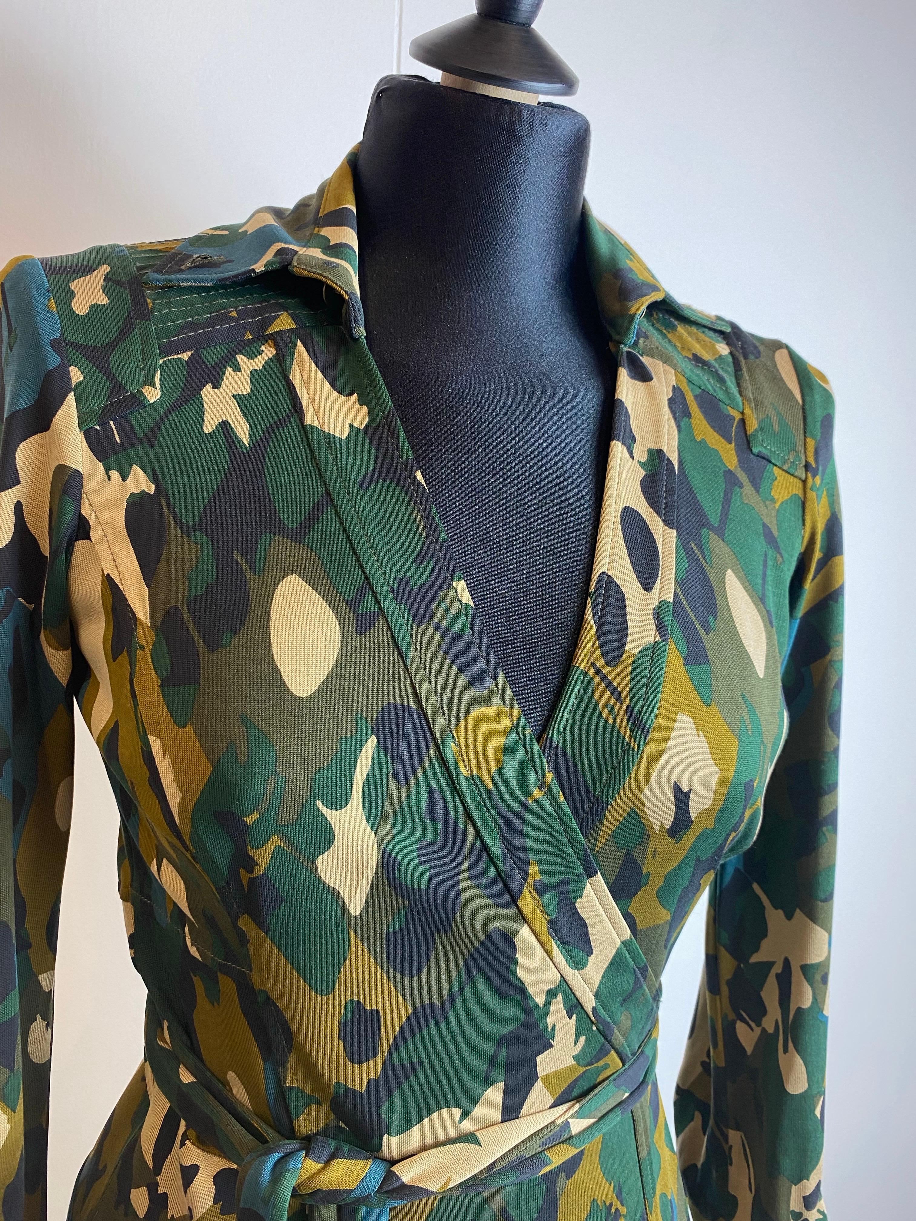 Vestido Diane von Furstenberg con estampado militar, icónico vestido envolvente. en venta 1