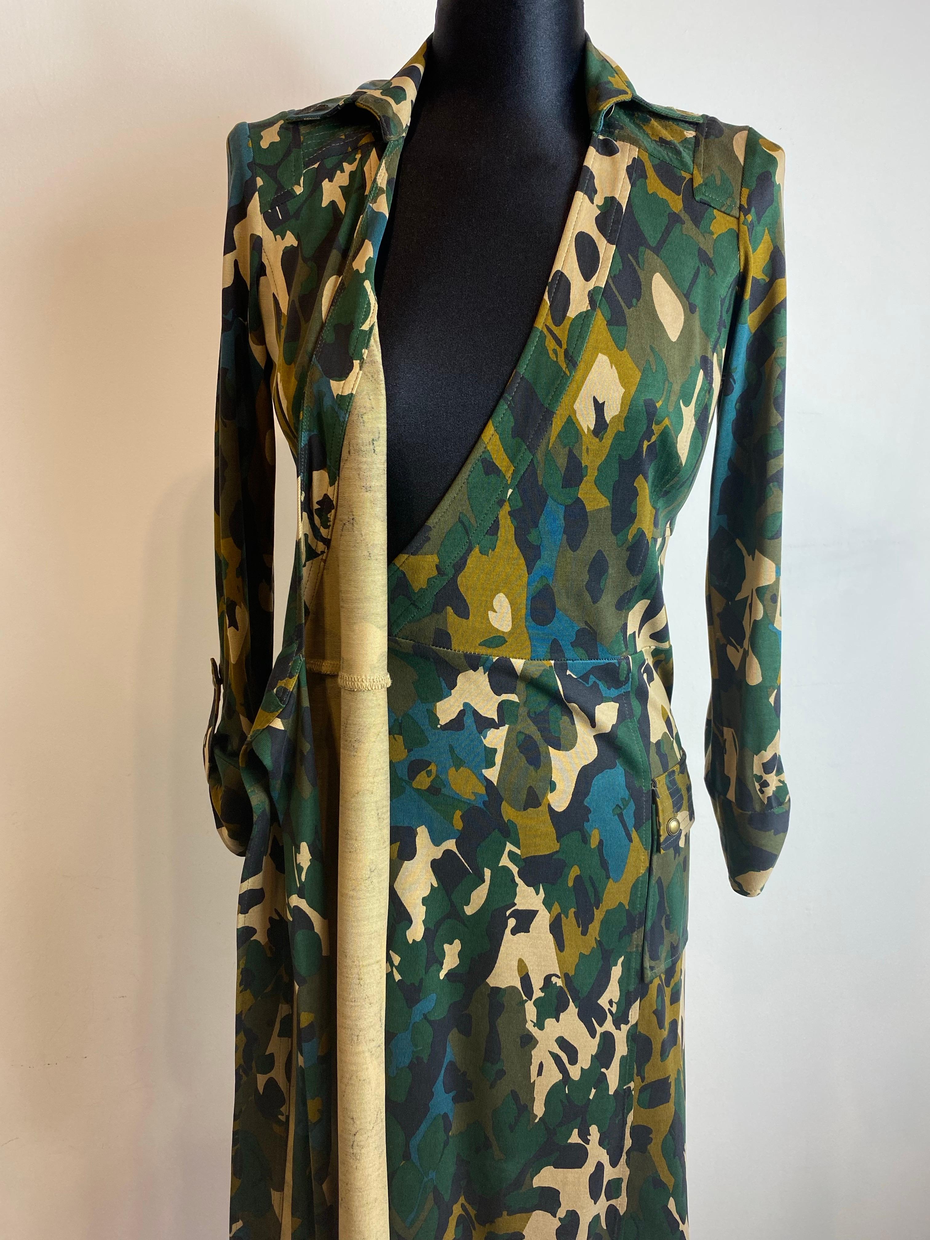 Vestido Diane von Furstenberg con estampado militar, icónico vestido envolvente. en venta 2