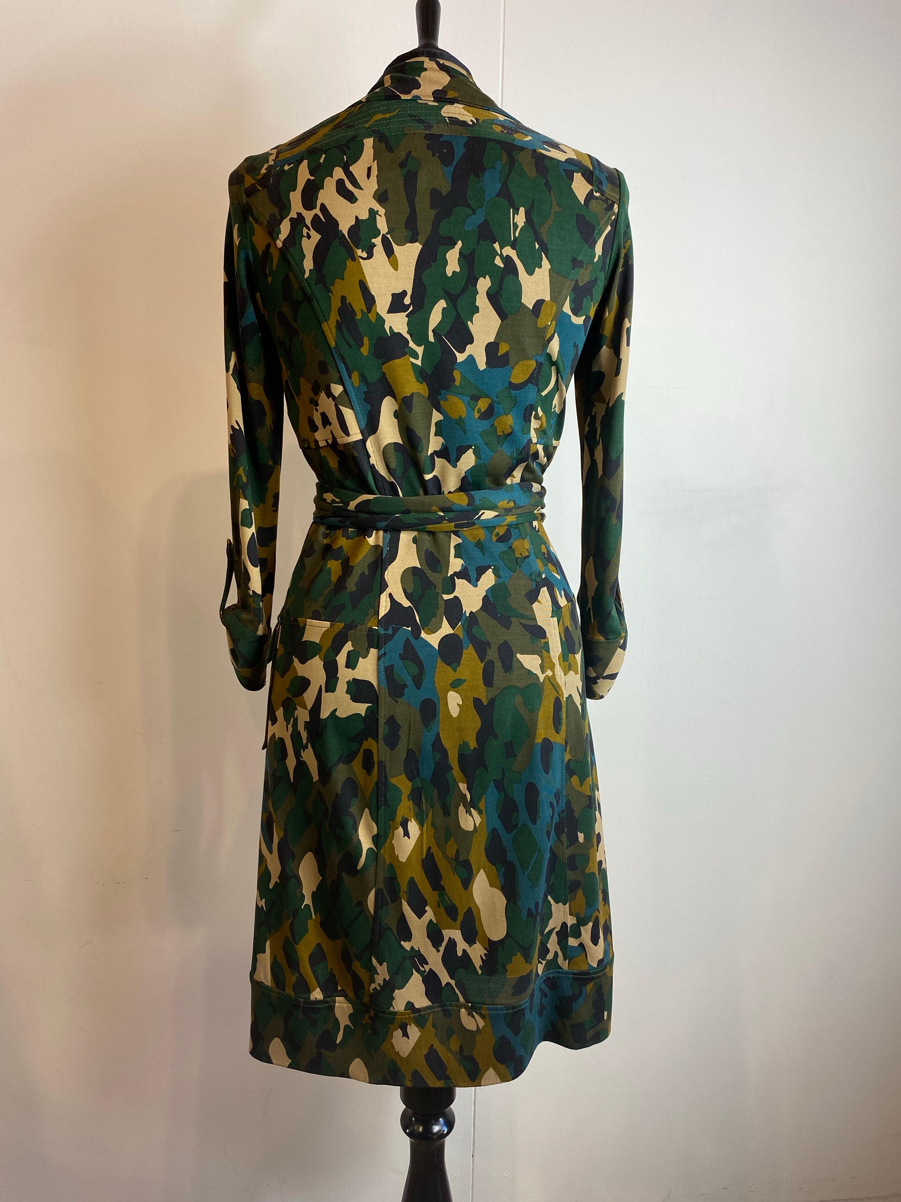 Vestido Diane von Furstenberg con estampado militar, icónico vestido envolvente. en venta 3