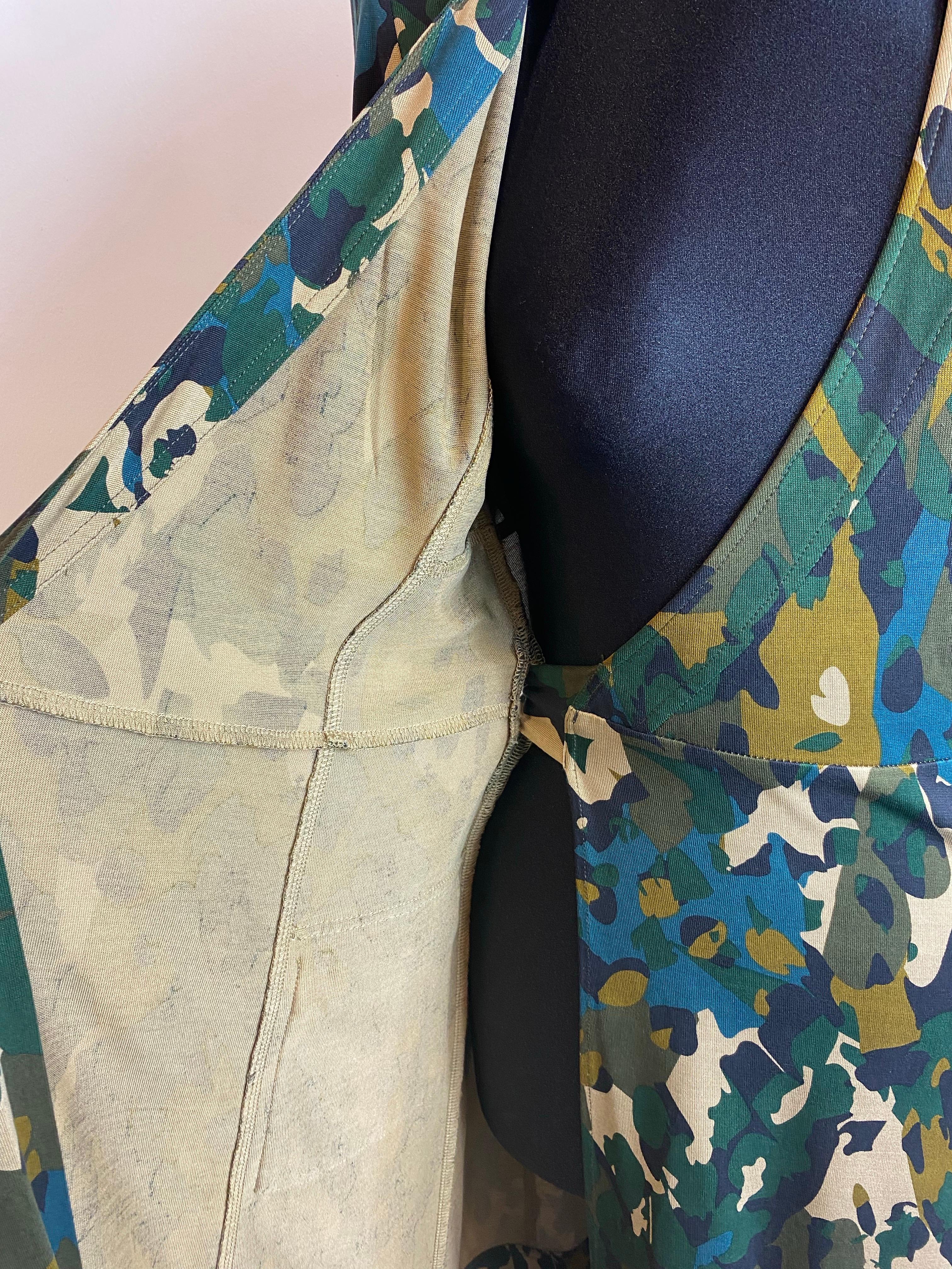 Vestido Diane von Furstenberg con estampado militar, icónico vestido envolvente. en venta 4