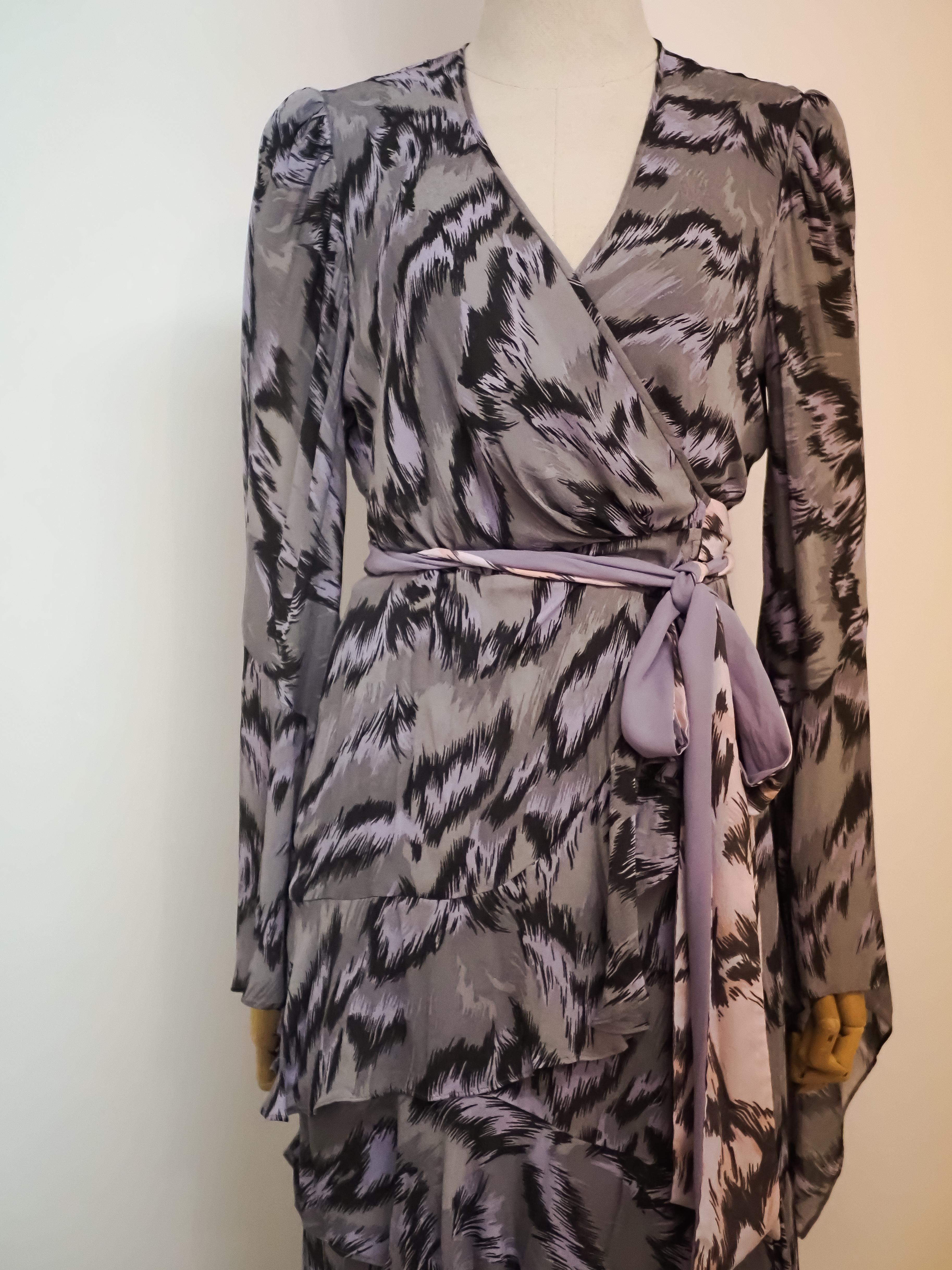 Diane Von Furstenberg Kleid NWOT
Größe 8
