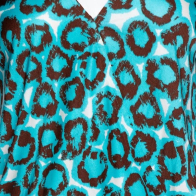 Look nothing less than a model in this modern Diane Von Furstenberg dress. Choose this electric blue dress to wear when you are out and about in the city. It has a wrap silhouette and has been crafted from printed jersey. It has short sleeves and a