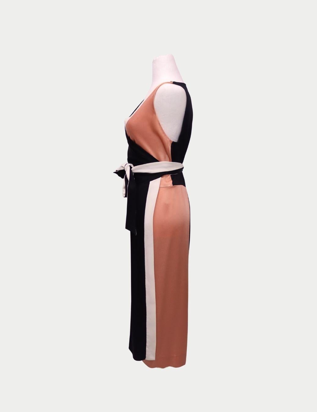 Diane von Furstenberg - Robe mi-longue sans manches à empiècements de couleur

Élevez votre garde-robe avec cette robe sans manches à motifs colorés de Diane von Furstenberg, une fusion chic de minimalisme moderne et de design fluide. Avec ses