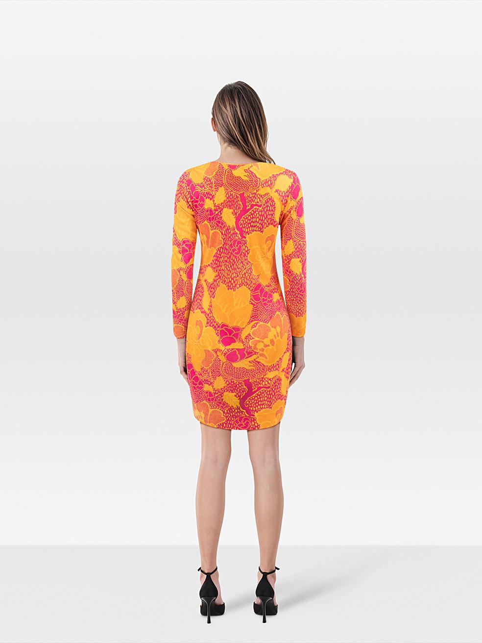 CONDITION is Very good. Minimal wear to the dress is evident. Discolouration across the front and left neckline of this used Diane Von Furstenberg designer resale item. Discolouration may need gentle hand wash contrary to dry clean instructions.
 
