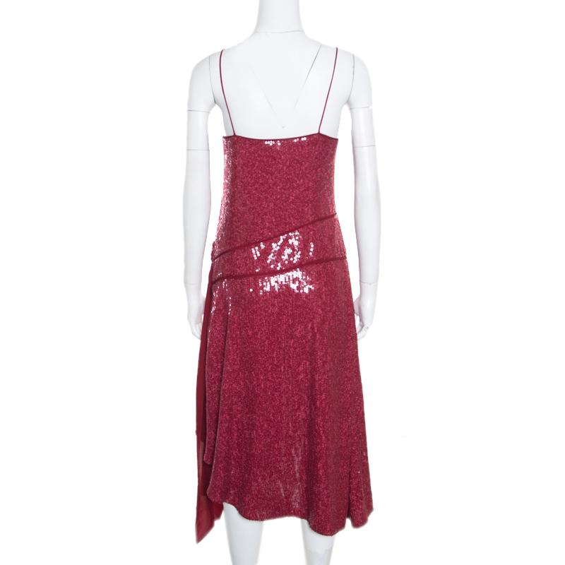 Ditch those traditional outfits and go for a glam, statement-making style with this Diane Von Furstenberg dress. Made from blended fabric, it lends great style and a genteel finish. This pretty burgundy dress is an excellent piece for your evening