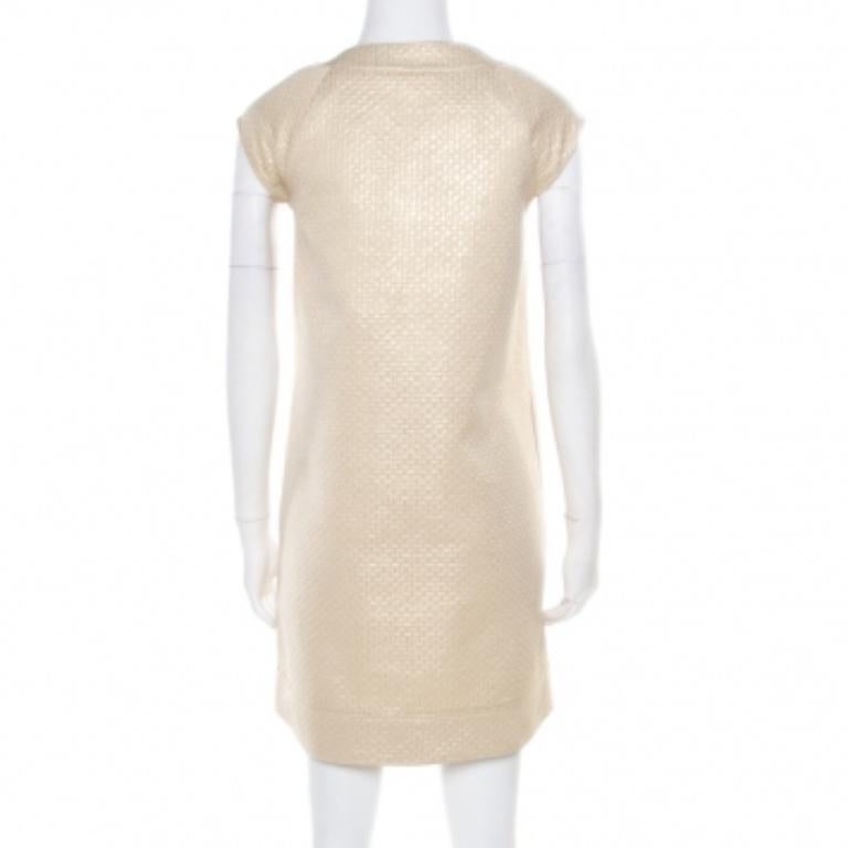 Oubliez les vêtements habituels et optez pour un style glamour et remarqué avec cette robe Diane Von Furstenberg. Commencez votre week-end sur une note vivante avec cette pièce en or exquise. Sortez du lot avec cette étonnante tenue, taillée dans un