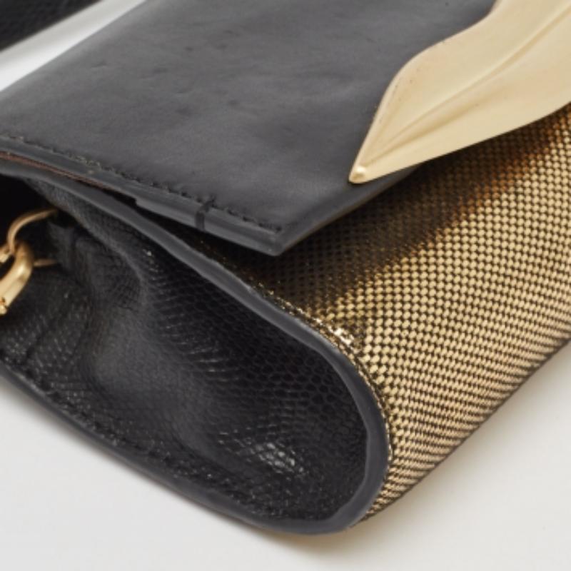 Cette pochette Carolina Lips de Diane Von Furstenberg est non seulement originale mais aussi très élégante. Cette création noire est réalisée en cuir gaufré lézard et se ferme par un rabat sur lequel repose un motif de lèvre en métal doré. Il