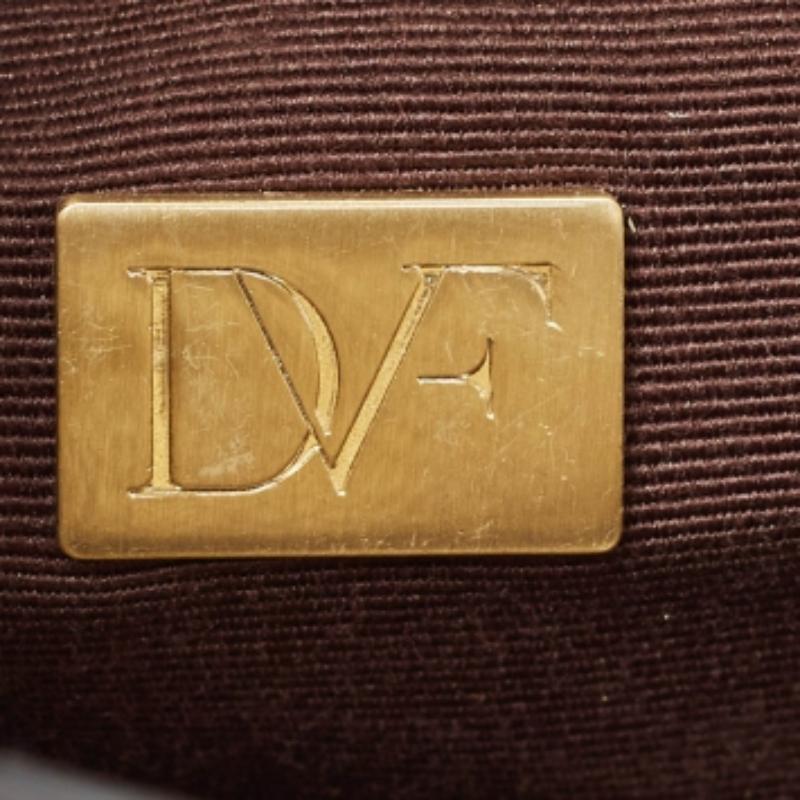 Diane Von Furstenberg - Pochette Carolina Lips en cuir et lézard doré en vente 1