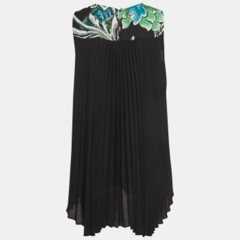 Il vestito floreale di Diane von Furstenberg è una scelta perfetta per l'estate grazie alla sua stampa floreale. L'abito è caratterizzato da una silhouette lusinghiera, un tessuto leggero e un design giocoso che emana fascino femminile. Abbraccia