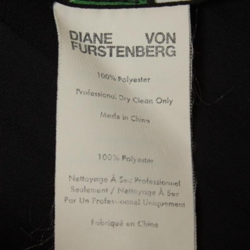 Diane von Furstenberg - Camicetta in crepe stampata floreale verde/nera Silvie S In condizioni ottime in vendita a Dubai, Al Qouz 2