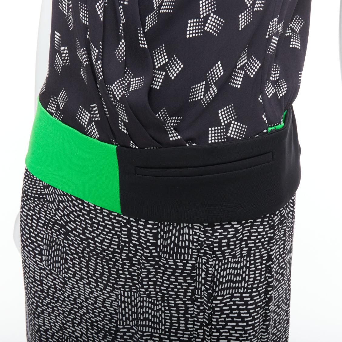 DIANE VON FURSTENBERG robe portefeuille en soie mélangée verte et noire à imprimés multiples US2 S
Référence : WECN/A00048
Marque : Diane von Furstenberg
MATERIAL : Soie, mélange
Couleur : vert, noir
Motif : Abstrait
Fermeture : Attache