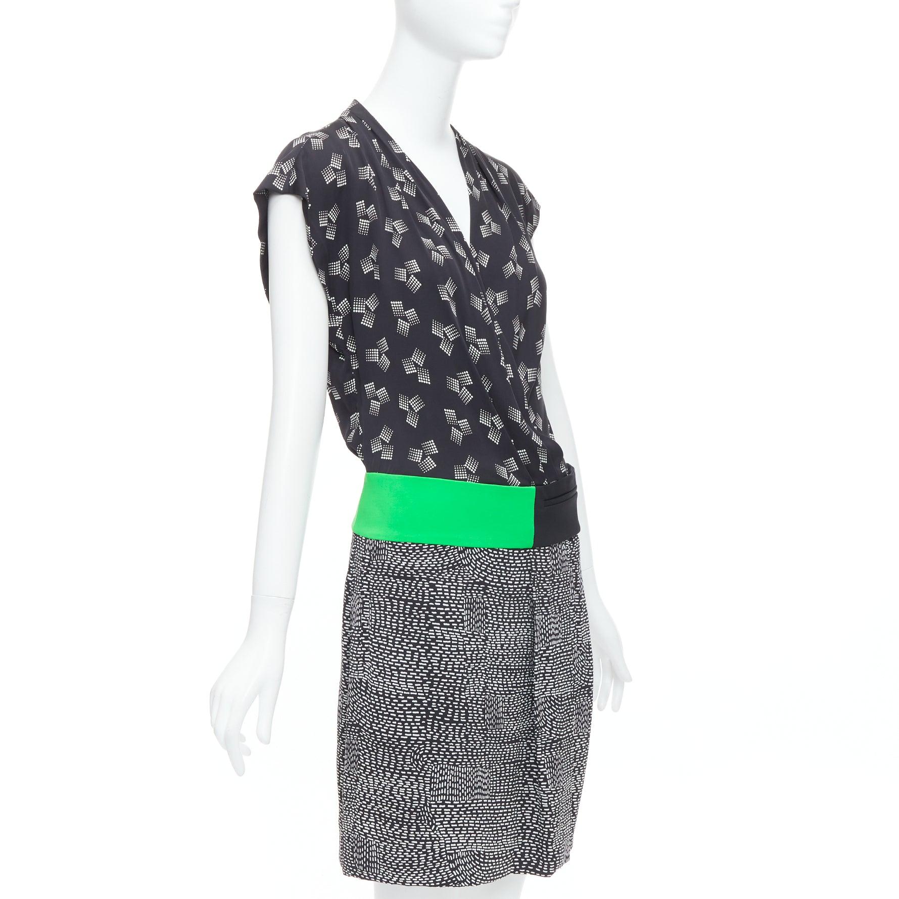 Noir DIANE VON FURSTENBERG robe portefeuille en soie mélangée verte et noire à imprimés multiples US2 S en vente