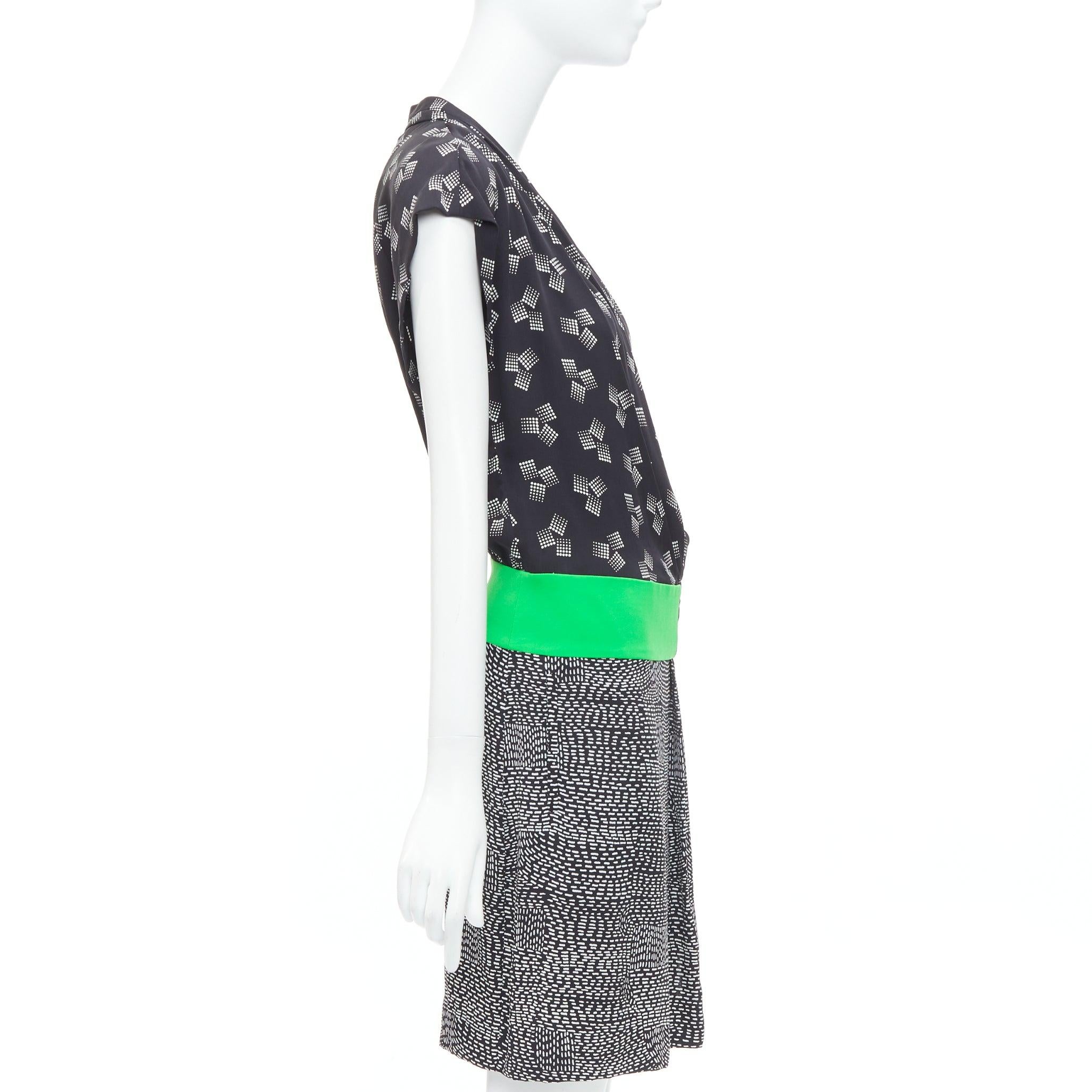 DIANE VON FURSTENBERG robe portefeuille en soie mélangée verte et noire à imprimés multiples US2 S Bon état - En vente à Hong Kong, NT