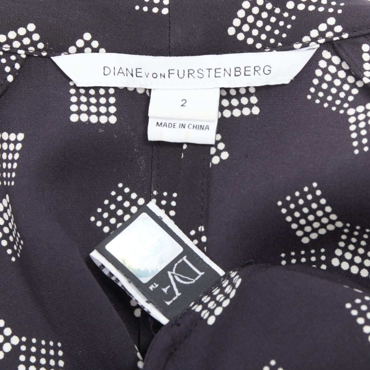 DIANE VON FURSTENBERG robe portefeuille en soie mélangée verte et noire à imprimés multiples US2 S en vente 3