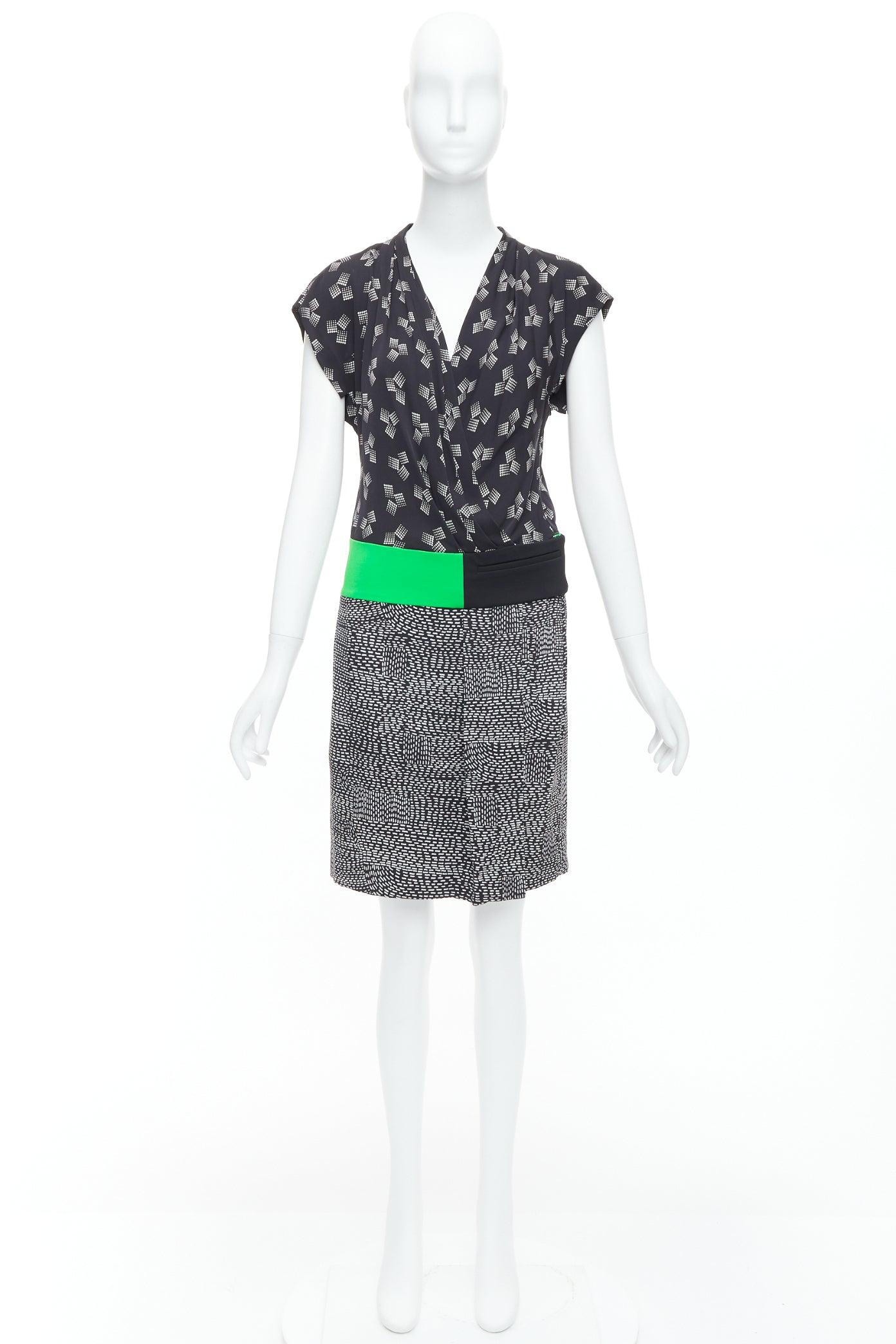 DIANE VON FURSTENBERG robe portefeuille en soie mélangée verte et noire à imprimés multiples US2 S en vente 4