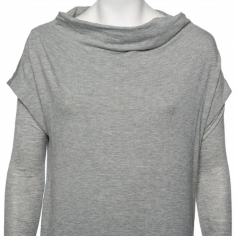 This sweatshirt dress from Diane von Furstenberg makes sure that your winter styles remain unmatched and chic. This sweatshirt dress is tailored using grey knit material and has long sleeves.