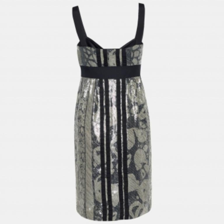 Apportez du glamour et de l'éclat à votre garde-robe avec cette magnifique robe Ariba de Diane von Furstenberg. Conçue dans une silhouette bodycon, cette robe est confectionnée en tissu pailleté gris et rehaussée d'un nœud appliqué sur le devant.