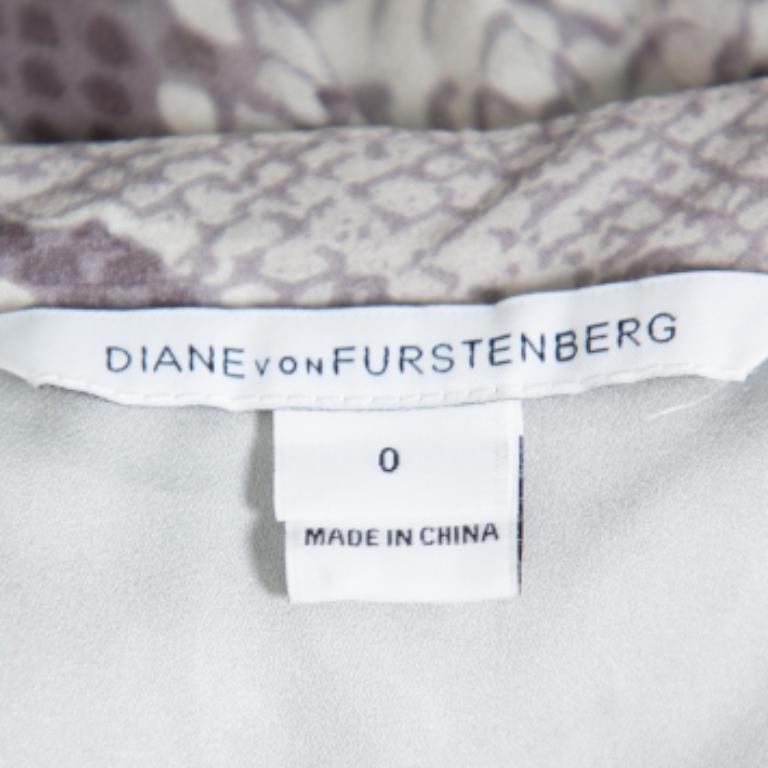 Diane Von Furstenberg  Grey Snakeskin Printed Silk Draped Fleurette Dress XS In Good Condition For Sale In Dubai, Al Qouz 2