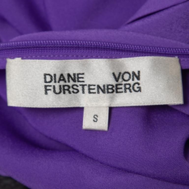 Dieses stilvolle Midikleid strahlt Eleganz und Raffinesse aus. Die schmeichelhafte Länge liegt zwischen Knie und Knöchel und ist somit eine vielseitige Option für verschiedene Anlässe. Sein schickes Design verbindet moderne Trends mit zeitlosem