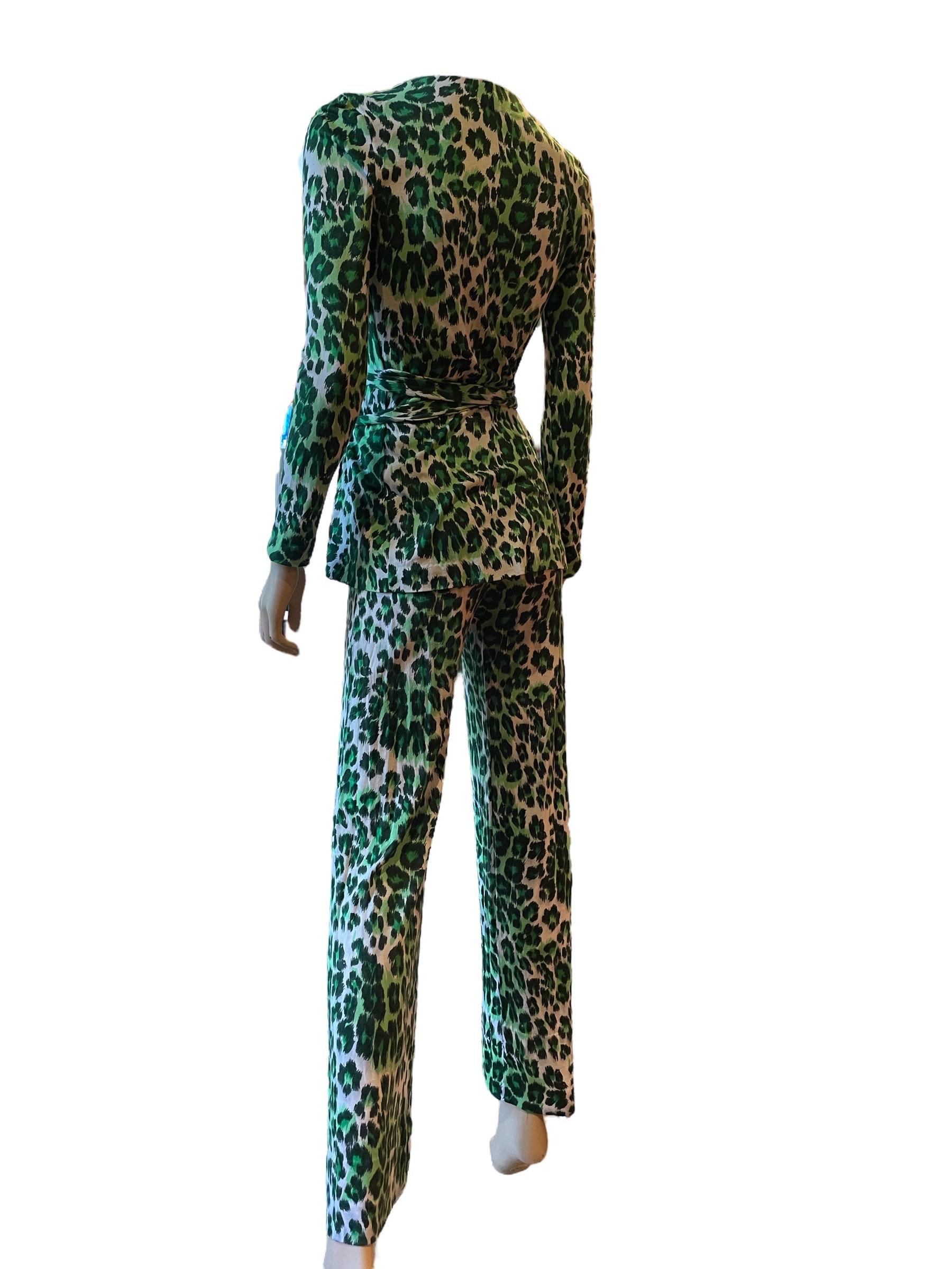 Diane Von Furstenberg late 70s green leopard print wrap blouse and pants  In Fair Condition In Greenport, NY