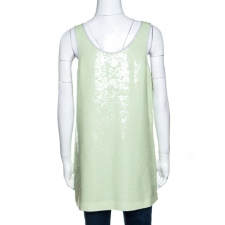 Ist dieses ärmellose Tank-Top von Diane Von Furstenberg nicht einfach herrlich? Die hellgrüne Kreation ist über und über mit Pailletten verziert und hat eine lässige Silhouette. Es hat einen Rundhalsausschnitt und wird Ihnen mit Sicherheit eine