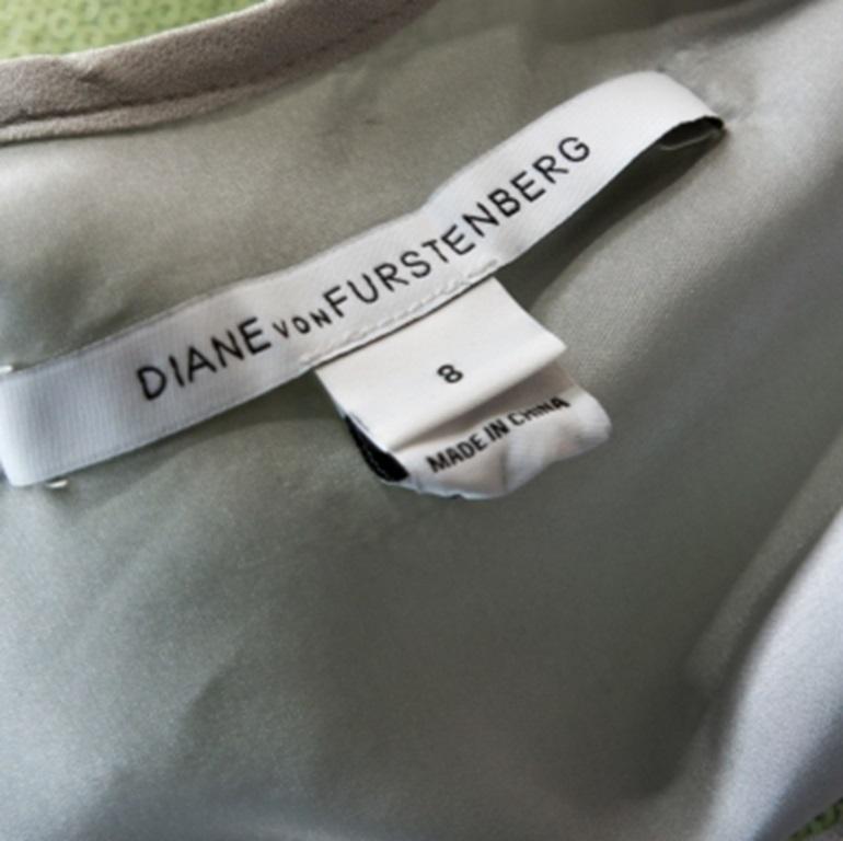 Diane von Furstenberg Hellgrünes paillettenbesetztes Desta-Top M im Zustand „Hervorragend“ im Angebot in Dubai, Al Qouz 2