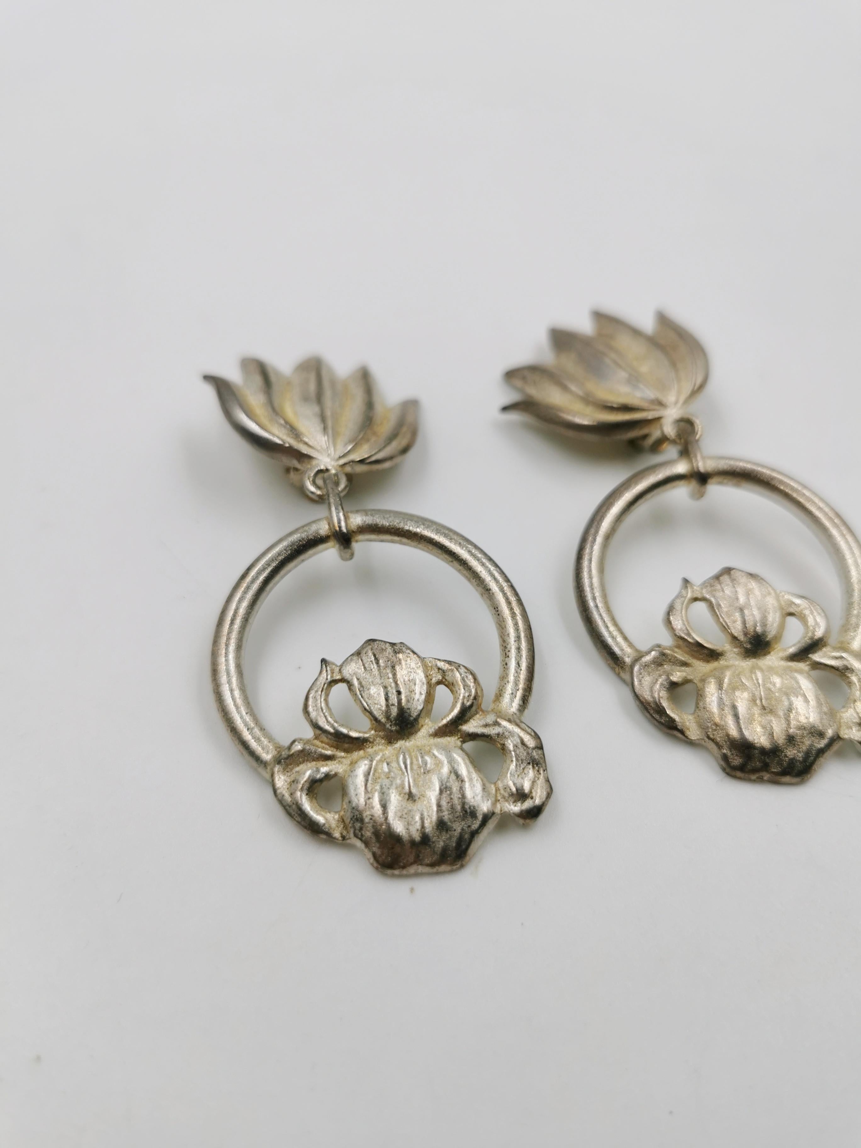 Vintage DVF Matt silver drop earrings, lotus pattern with texture metal details. One off and signed.

Feature
Material: Silver-tone Metal
Condition: Excellent
Colour: Silver
Dimension: 8 cm
Period: 1990-
Place of Origin: France