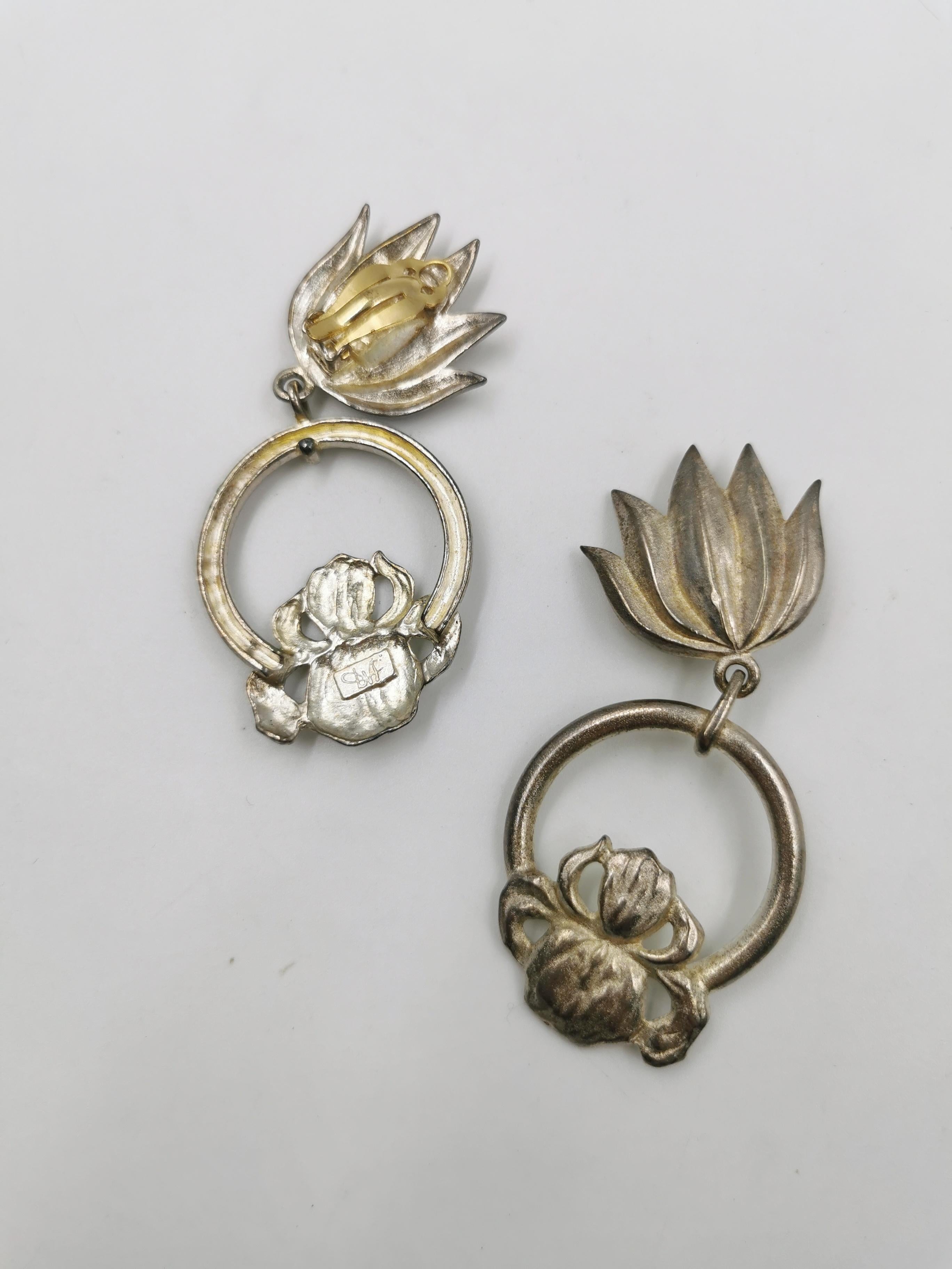 1990er Diane Von Furstenberg Lotus Vintage Creolen aus mattem Silber mit Clip auf Ohrringen (Neoetruskisch) im Angebot