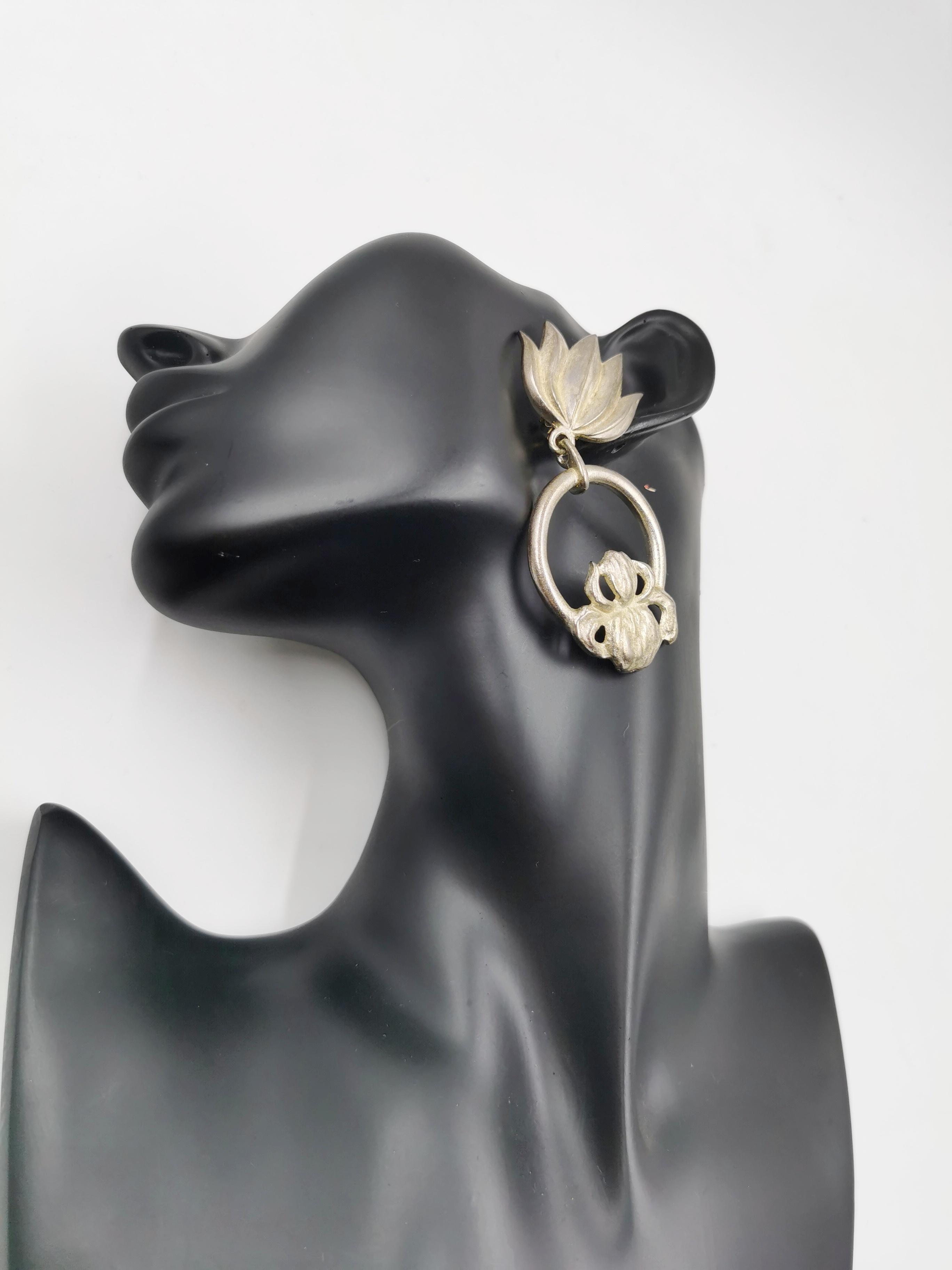 1990er Diane Von Furstenberg Lotus Vintage Creolen aus mattem Silber mit Clip auf Ohrringen im Zustand „Hervorragend“ im Angebot in PUTNEY, NSW