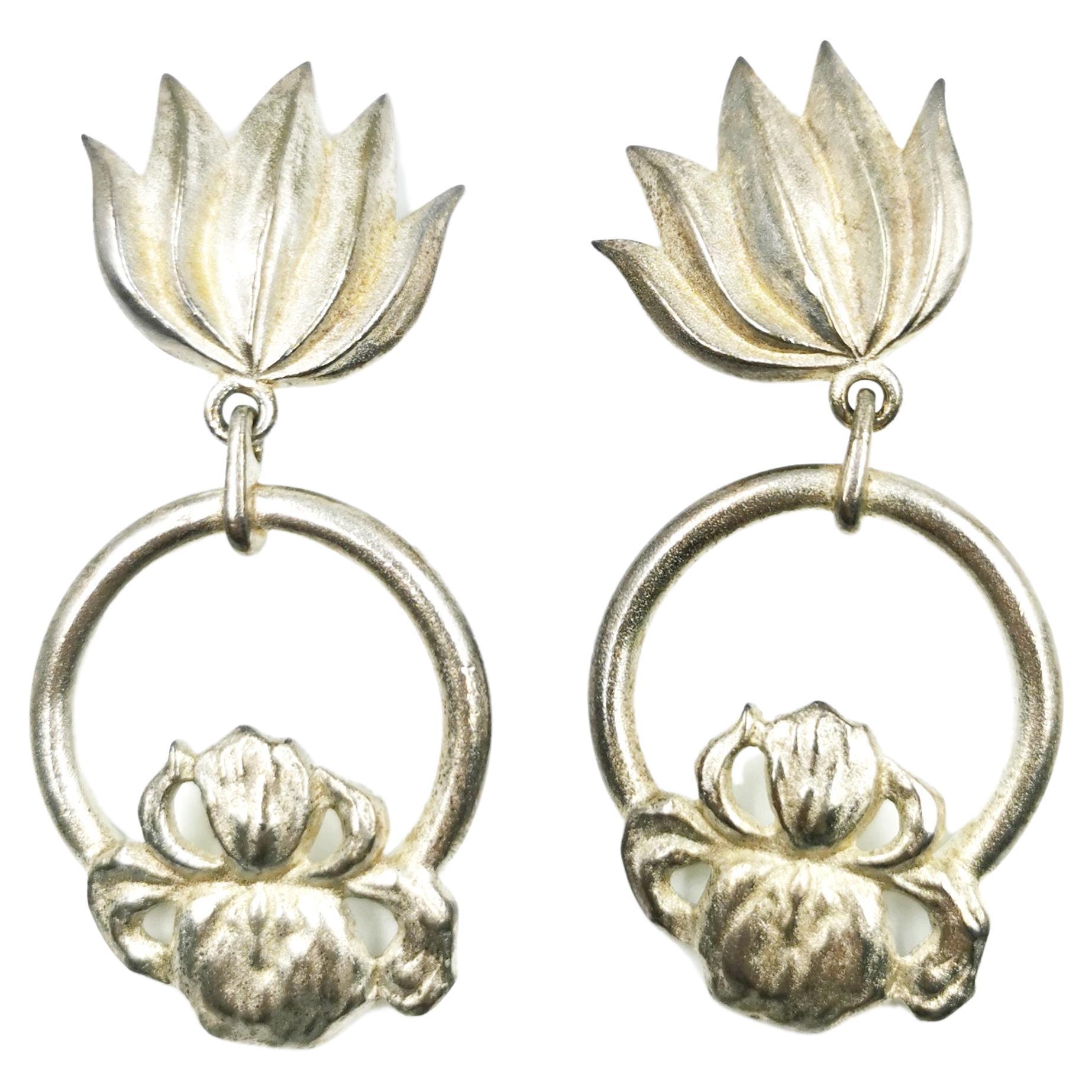 1990's Diane Von Furstenberg Lotus Vintage Hoop Matt Silver Clip On Earrings For Sale