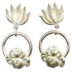 Diane Von Furstenberg Boucles d'oreilles à clip lotus vintage en argent mat des années 1990