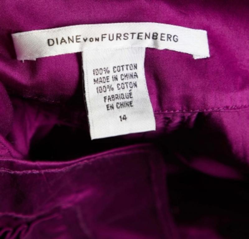 Prova la gioia di una sartoria esperta con questo abito firmato da donna. Realizzato meticolosamente, offre una vestibilità impeccabile e dettagli di lusso, assicurando un comfort impareggiabile. Il suo design classico lo rende adatto a qualsiasi