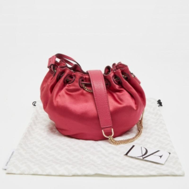 Diane von Furstenberg Mini bolso de mano con cordón Love Power de satén magenta Beige