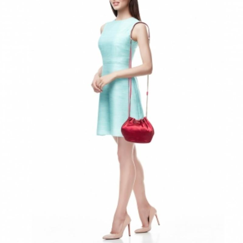Diane von Furstenberg Mini bolso de mano con cordón Love Power de satén magenta 1