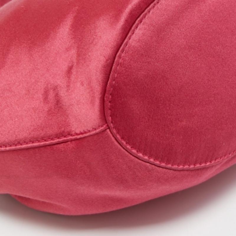 Diane von Furstenberg Mini bolso de mano con cordón Love Power de satén magenta 2