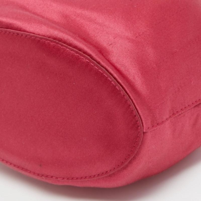 Diane von Furstenberg Mini bolso de mano con cordón Love Power de satén magenta 3
