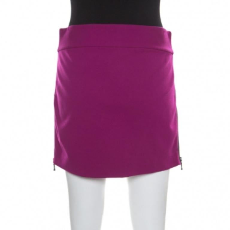 Sencilla y sofisticada, esta minifalda de Diane von Furstenberg es una compra obligada. Está confeccionado en una mezcla de viscosa en un precioso tono magenta y presenta una favorecedora silueta. Presenta cierres laterales con cremallera y te