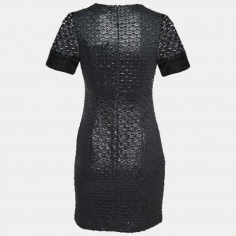 Faites une déclaration de mode luxueuse en portant cette robe de créateur. Il est taillé dans un tissu fin pour une silhouette flatteuse.