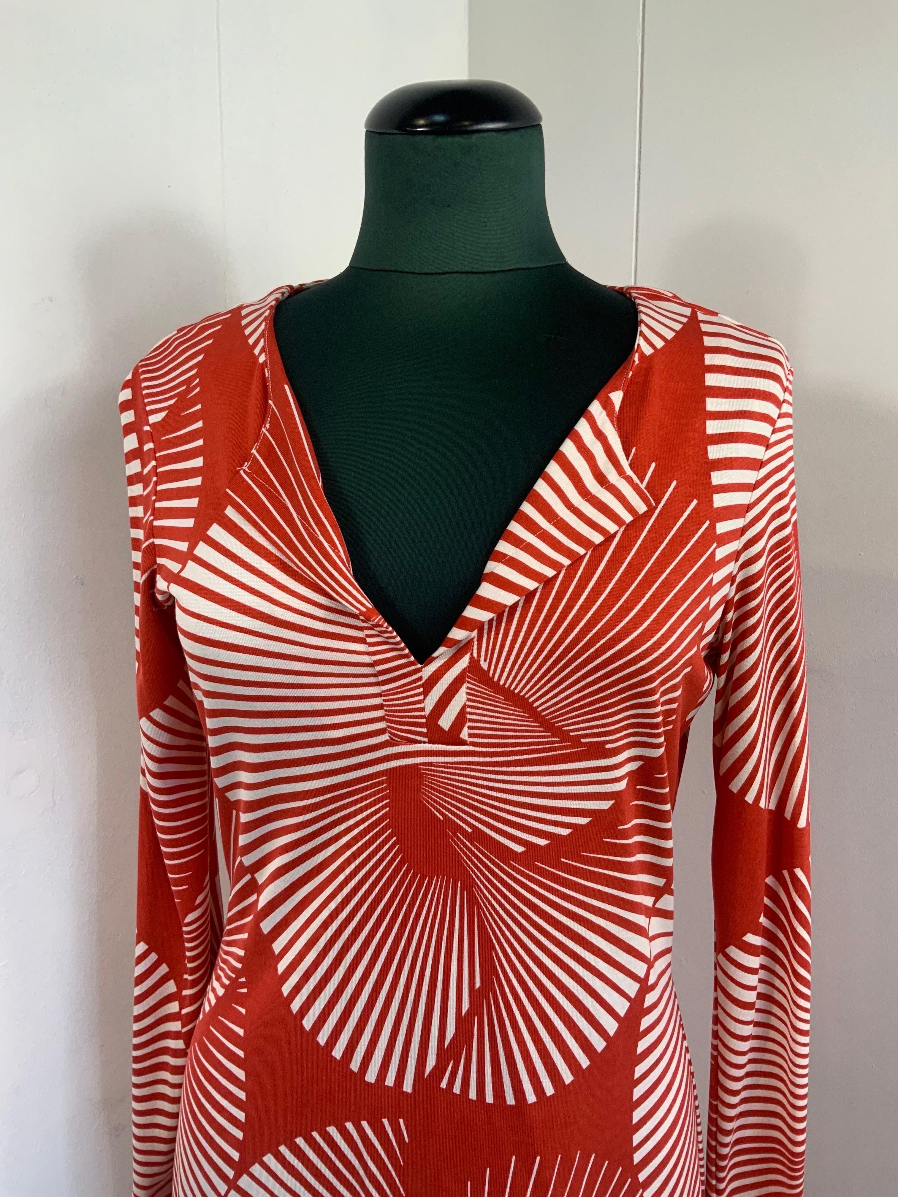 Diane Von Furstenberg dress.
Composition and size tags are missing. 
The brand label has been cut but features the authenticity hologram.
We think the material is a mix between silk and viscose.
It fits a 40/42 Italian.
Shoulders 40 cm
Bust 44
