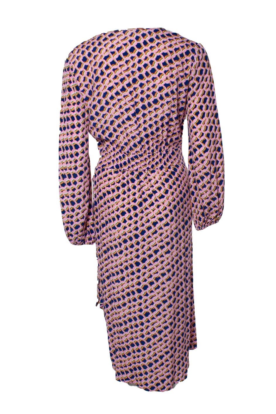 Diane Von Furstenberg, Midi dress with graphic print in pink and purple. The item is in very good condition.

• CONDITION: very good condition 

• SIZE: US6- S 

• MEASUREMENTS: length 114 cm, width 40 cm, waist 34 cm, shoulder width 44 cm, sleeve