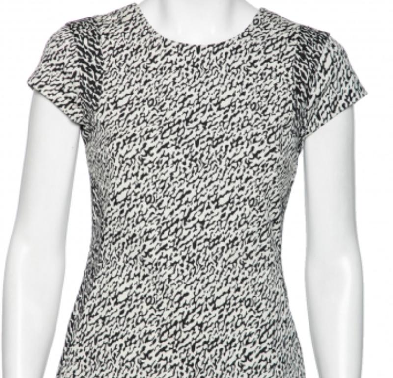 Portez cette robe Diane Von Furstenberg pour être à la mode et chic. Cette pièce monochrome en coton est dotée de manches courtes et d'une fermeture à glissière au dos. Portez-la avec des talons hauts et un sac en bandoulière lors de votre prochain